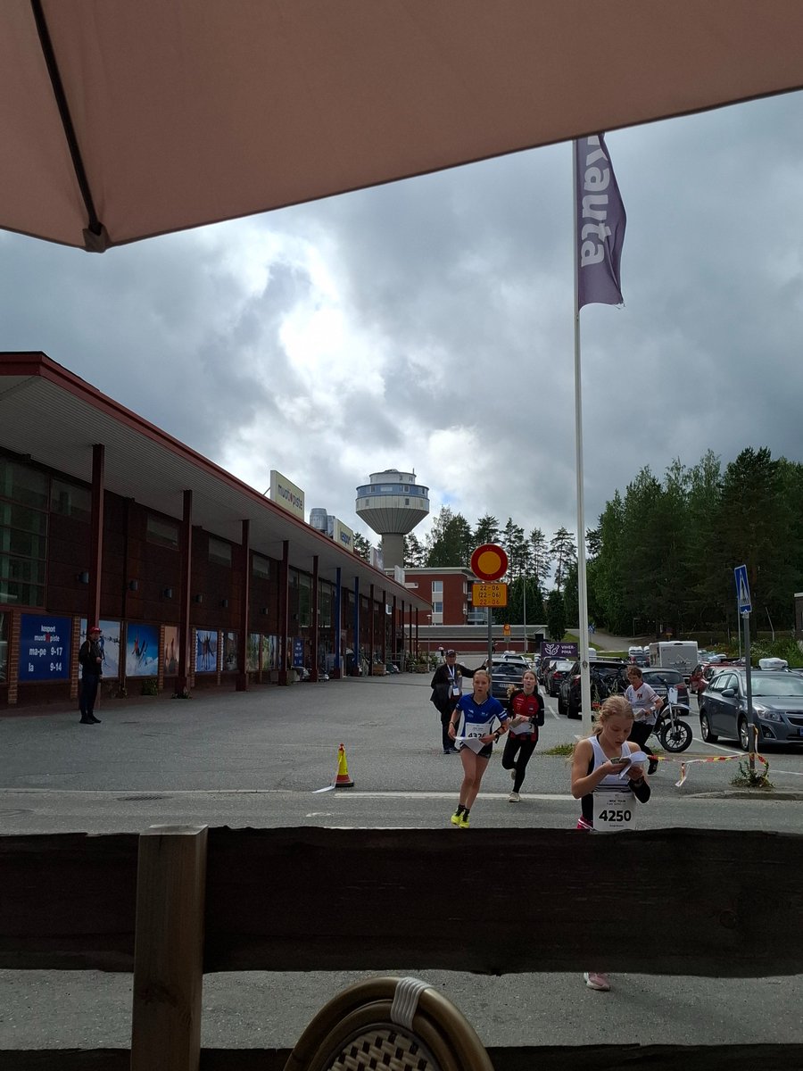#Suunnistus luoteisessa Kuopiossa. MM-rastiviikko pääsi alkuun yleisösuunnistuksen sprintillä. Ja meikäpoika seurasi kisat terassilta. Nilsiän vanha postitalo oli radan varrella.