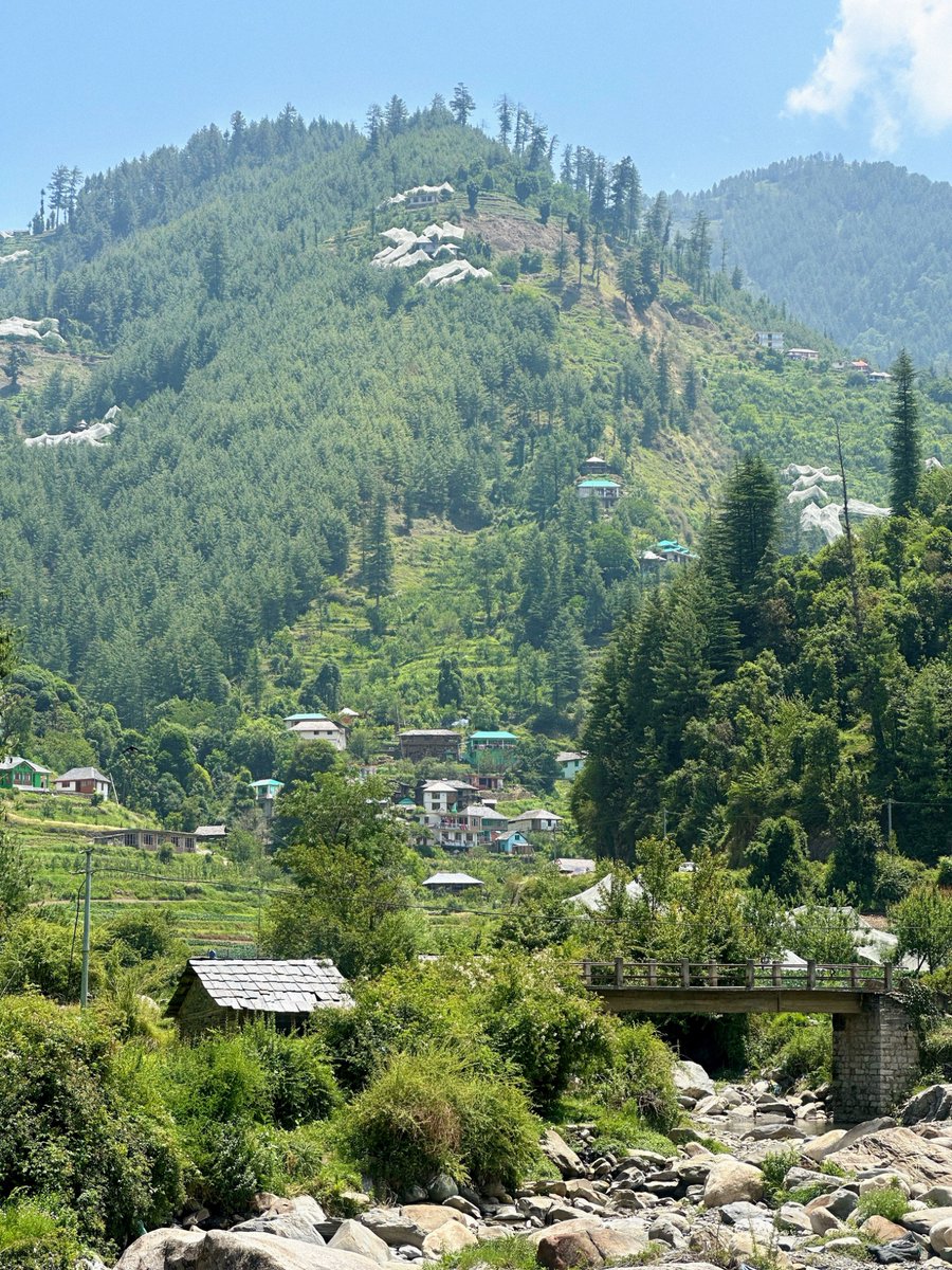 nazariyaa__'s tweet image. Visited Thunag and Janjehli valley just last month. Roads, schools-colleges, hospitals, markets, lush green orchards… everything felt so full of life.
Breaks my heart to see the flood damage now. Praying for Seraj 💔🙏🏻