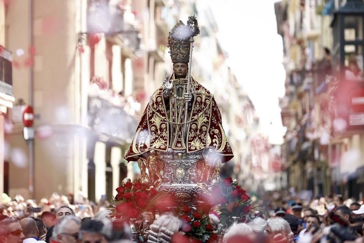 🎶 Hoy, 7 de julio, suenan las campanas,
suben los cohetes, músicas sin fin;
a la luz de temprana de la madrugada,
llegue nuestra aurora hasta San Fermín…

¡Viva San Fermín! Gora San Fermín!