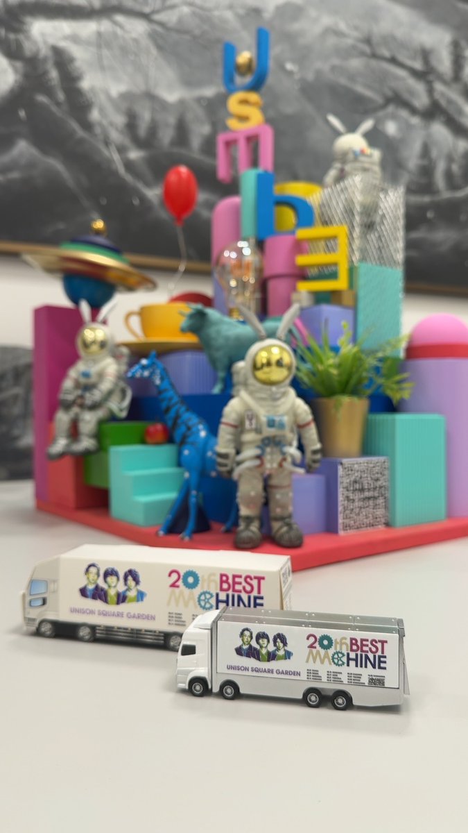 【#UNISONSQUAREGARDEN】
 連動特典の『USG 20th BEST MACHINE ツアーミニトラック』（約W24mm×H34mm×D104mm）と『USG 20th BEST MACHINE ツアートラックペーパークラフト』（約W30mm×H45mm×D150mm）を公開！！

後ろに映っているのは・・・？？？
#USG2025 #USG20th