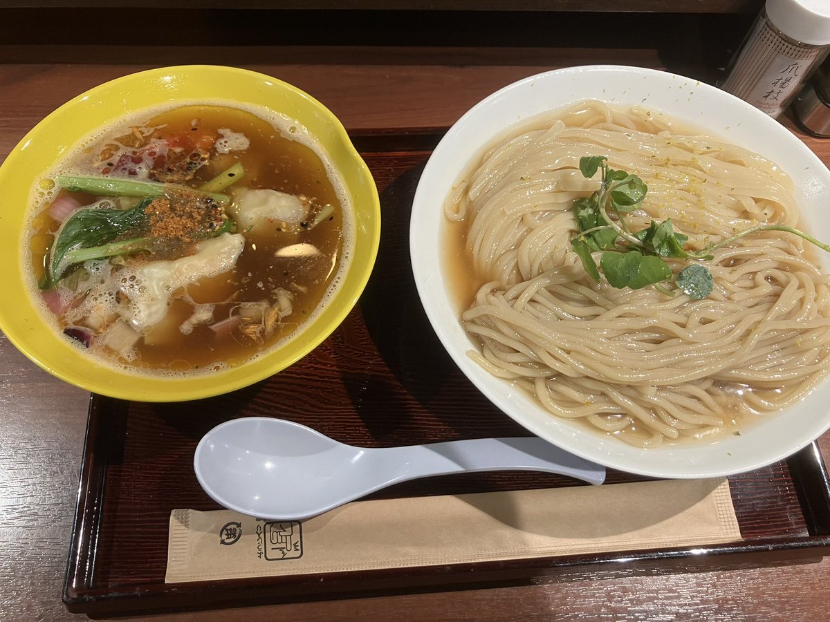 本日のラーメン
#拳ラーメン
伊勢海老あいもりつけそば
天然鯛出汁かけ〜海老雲呑入り
麺は全粒粉入りと平打ちの2種
鯛出汁かけが淡い味わいで超絶美味
コレだけで麺がイケる
他方は海老で仄かにアジアンの濃いめ
雲呑がエビぷりで美味い
鯛と全粒粉麺が最強かな
スープを半々で割ってコレも美味
