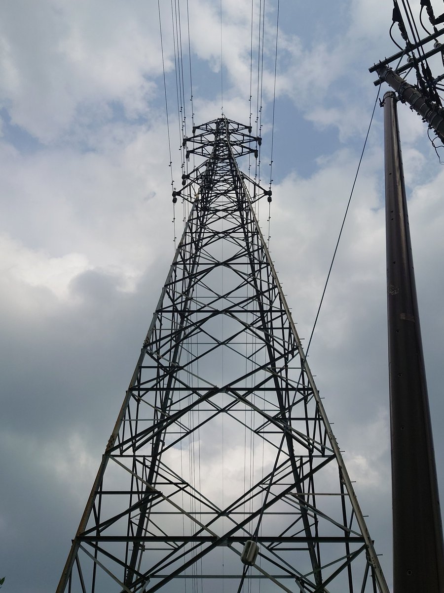 午後の甲府盆地の風景。
雲の多い空と送電鉄塔。