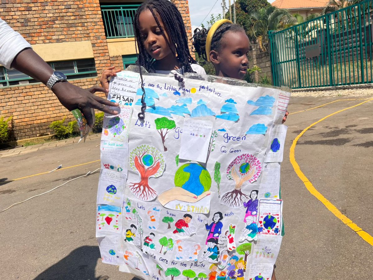 LytonMyrah's tweet image. Green ambassadors from @ClarkeJuniorSch show case to us how we can reduce,reuse, and recycle wastes    during the green week. #Sustainability #ClimateAction 
@XRGenZ_Ug @LilHandsGoGreen @JosephMasembe1