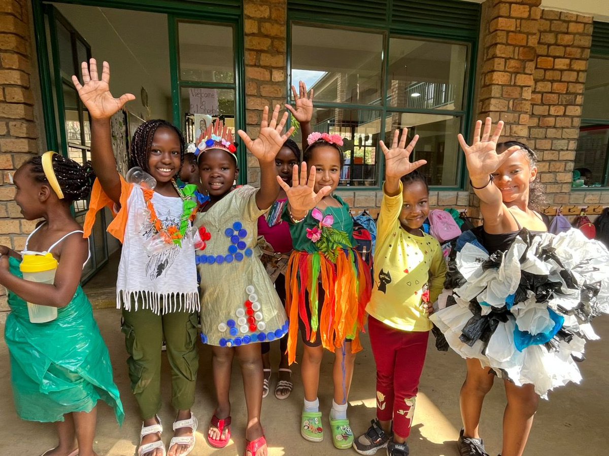 LytonMyrah's tweet image. Green ambassadors from @ClarkeJuniorSch show case to us how we can reduce,reuse, and recycle wastes    during the green week. #Sustainability #ClimateAction 
@XRGenZ_Ug @LilHandsGoGreen @JosephMasembe1