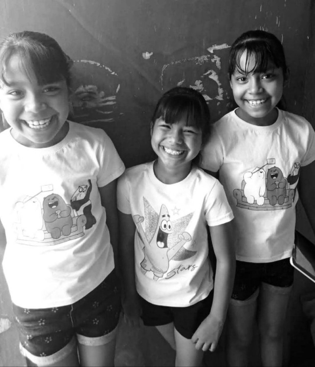 deniseramosm's tweet photo. No puedo dormir. Las dos niñas grandes murieron abrazando a su pequeña hermanita para protegerla de la lluvia de balas que recibieron sus cuerpecitos. ¡Qué tristeza! 😔 https://t.co/RyU2ykHTi7