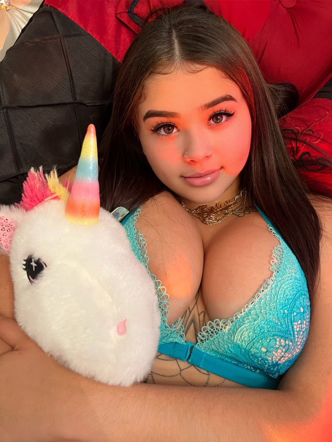 Val_🍑 tweet media