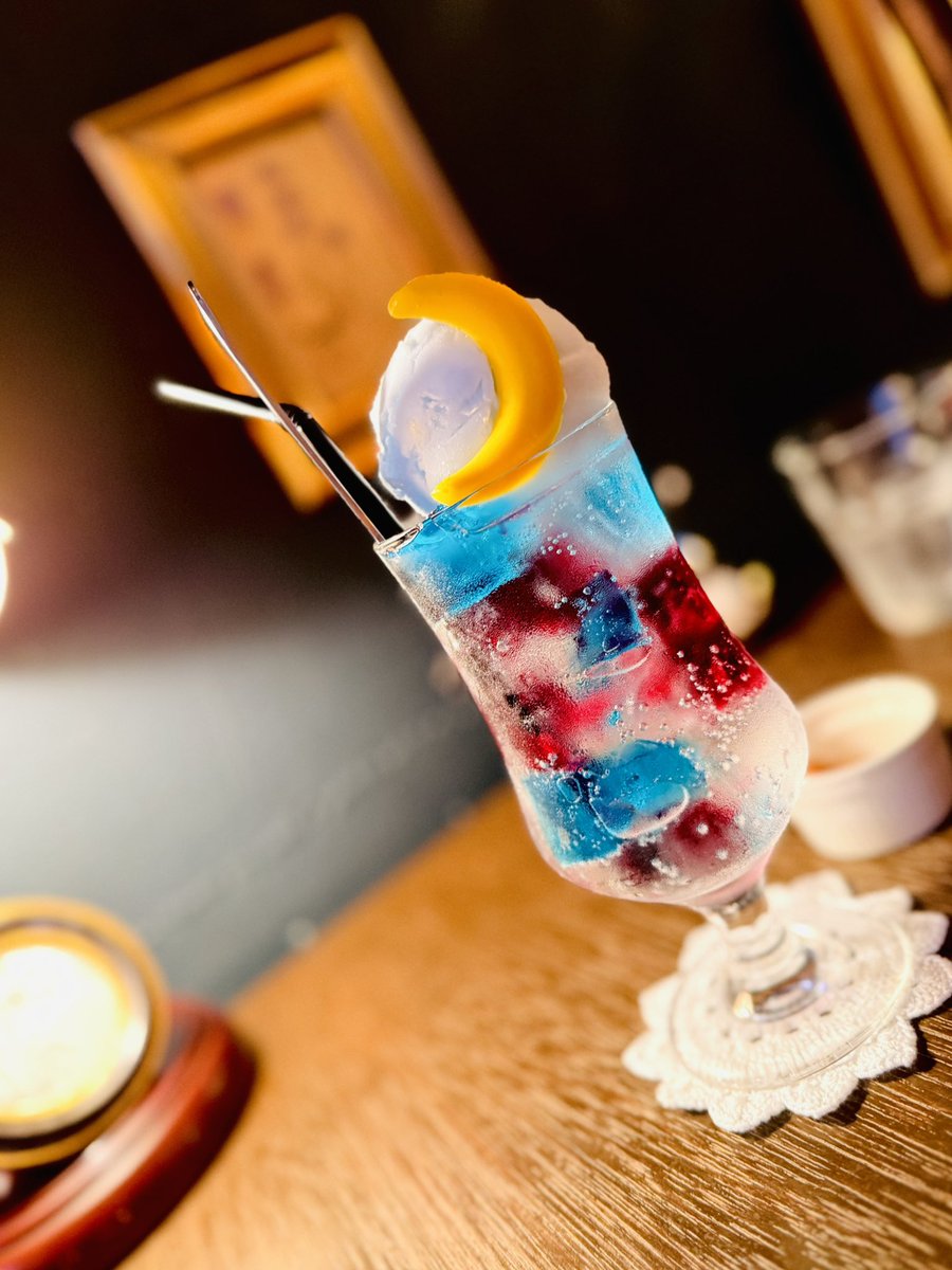 #ちび謎生物 #デザイナーズトイ
#カフェ巡り

ゼリーポンチフロート(アイスはラムネ)
三日月🌙はチョコレート

フォトジェニックなフロートと
廻転器蒼ノ弐様