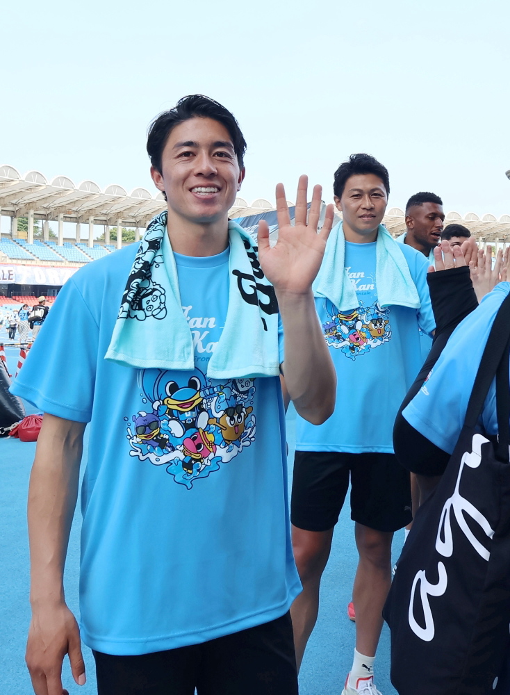 ventfro1331's tweet photo. 嬉しい瞬間でした😊😊😊‼️

#川崎フロンターレ 
#frontale 
#ファン感謝デー2025 
#ファンウェルメスケルケン際 選手 
#丸山祐市  選手 
#ジェジエウ 選手 https://t.co/DNzcb1UEiN