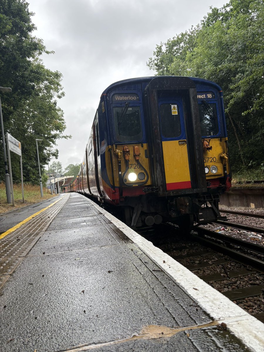 Still rather damp. We’re turning a bedraggled 455720 &amp; 455710 round on P1 at Chessington South this time. Heading back to Waterloo as 2M07. Once there, it’s time for a break.