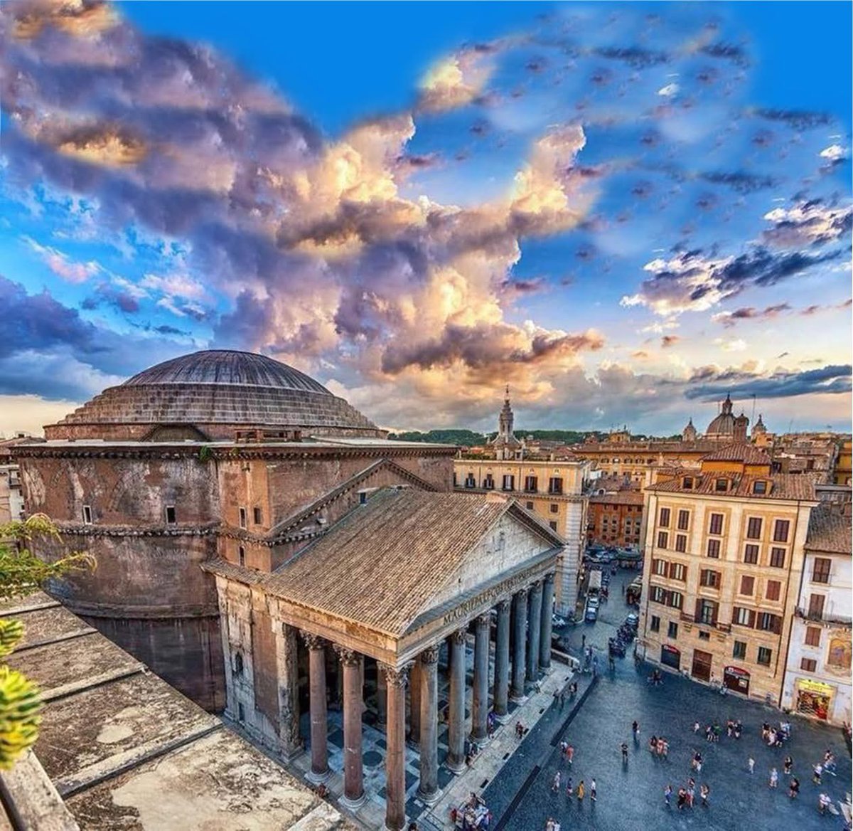 Dopo giorni e giorni di solleone, riecco le #nuvole a rinfrescare l'aria..buon lunedì dal #pantheon ❤☀