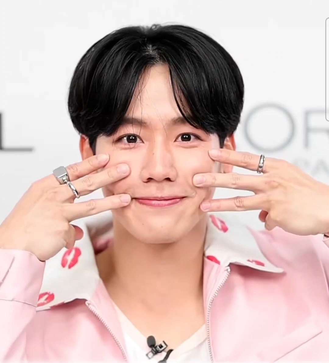 LuvofWar's tweet photo. น่ารักมาก น่ารักจะบ้า

#LOrealGlycolicPeelXWar
Wanarat x LOrealParis TH
#warwanarat @warwanarat https://t.co/dSJN7d4DIT
