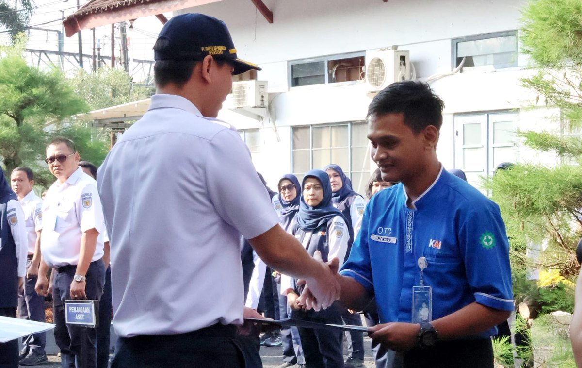 zoelfick's tweet photo. Nemu iPhone milik penumpang di KA Manahan Priority, dikembalikan utuh ke pemiliknya, petugas kebersihan sampai polsuska dapat penghargaan.

Orang-orang jujur selalu layak dihargai, karena kejujuran selalu berharga. https://t.co/0ncv9jSbUD
