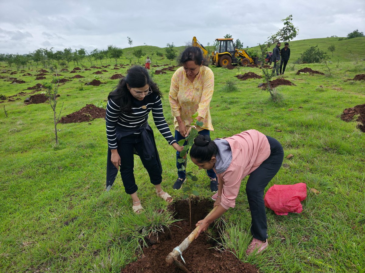 Every tree we plant today is a quiet promise to tomorrow.

Team ESDS was on ground at Varvandi village in Nashik for a plantation drive that’s part of a bigger plan- developing this land into a dense green belt in the years ahead.

It’s all part of Mission 1 Billion Trees- our