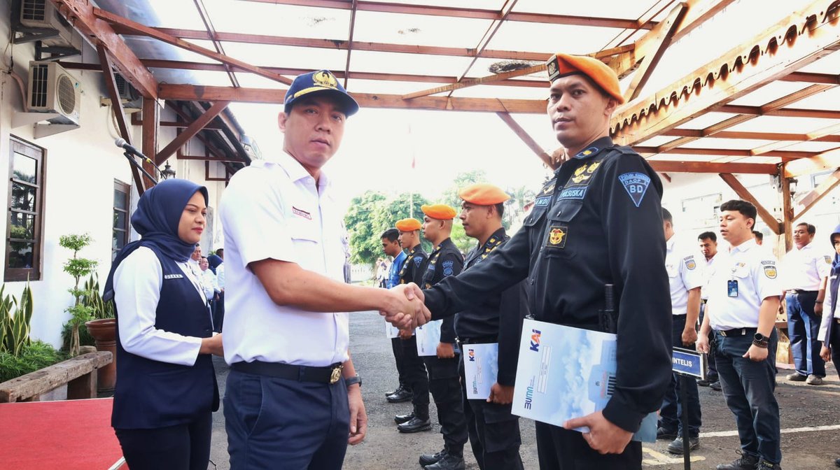 zoelfick's tweet photo. Nemu iPhone milik penumpang di KA Manahan Priority, dikembalikan utuh ke pemiliknya, petugas kebersihan sampai polsuska dapat penghargaan.

Orang-orang jujur selalu layak dihargai, karena kejujuran selalu berharga. https://t.co/0ncv9jSbUD