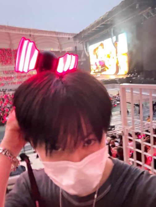 💎 #TREASURE_UPDATE ✨

Các iem bé nhà Treasure đi dự concert BlackPink 🖤💖