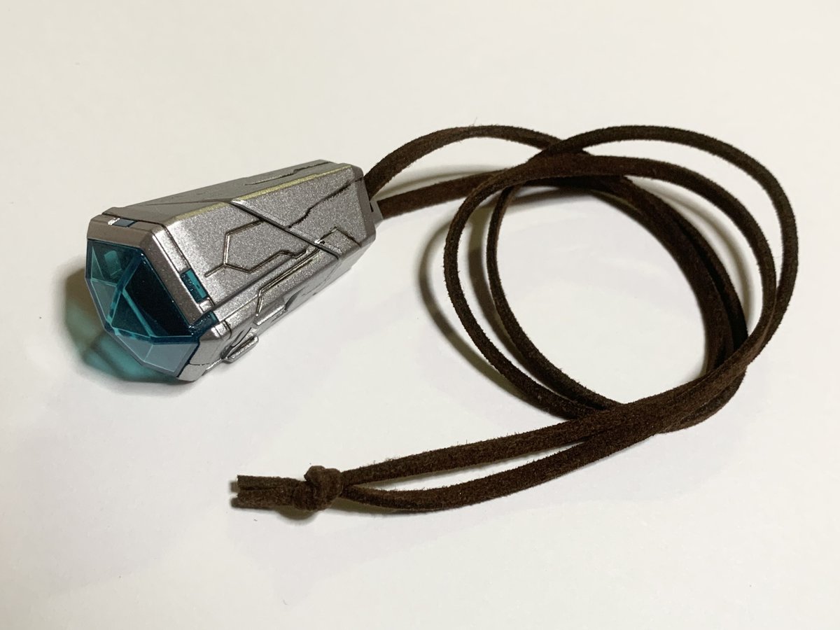 sugar_aile's tweet photo. SGウルトラメテオ01の発売日なので前回塗装したメテオホルダーに合わせてみた。

塗装が剥がれそうな部分だけ成形色のままに。

ついでにスエード調の紐も劇中プロップを意識して濃い茶色へ変更。

#ウルトラマンオメガ
#変身アイテム改造部
#変身アイテム塗装部
#変身ベルト改造部
#変身ベルト塗装部 https://t.co/CdMWgLEKYI