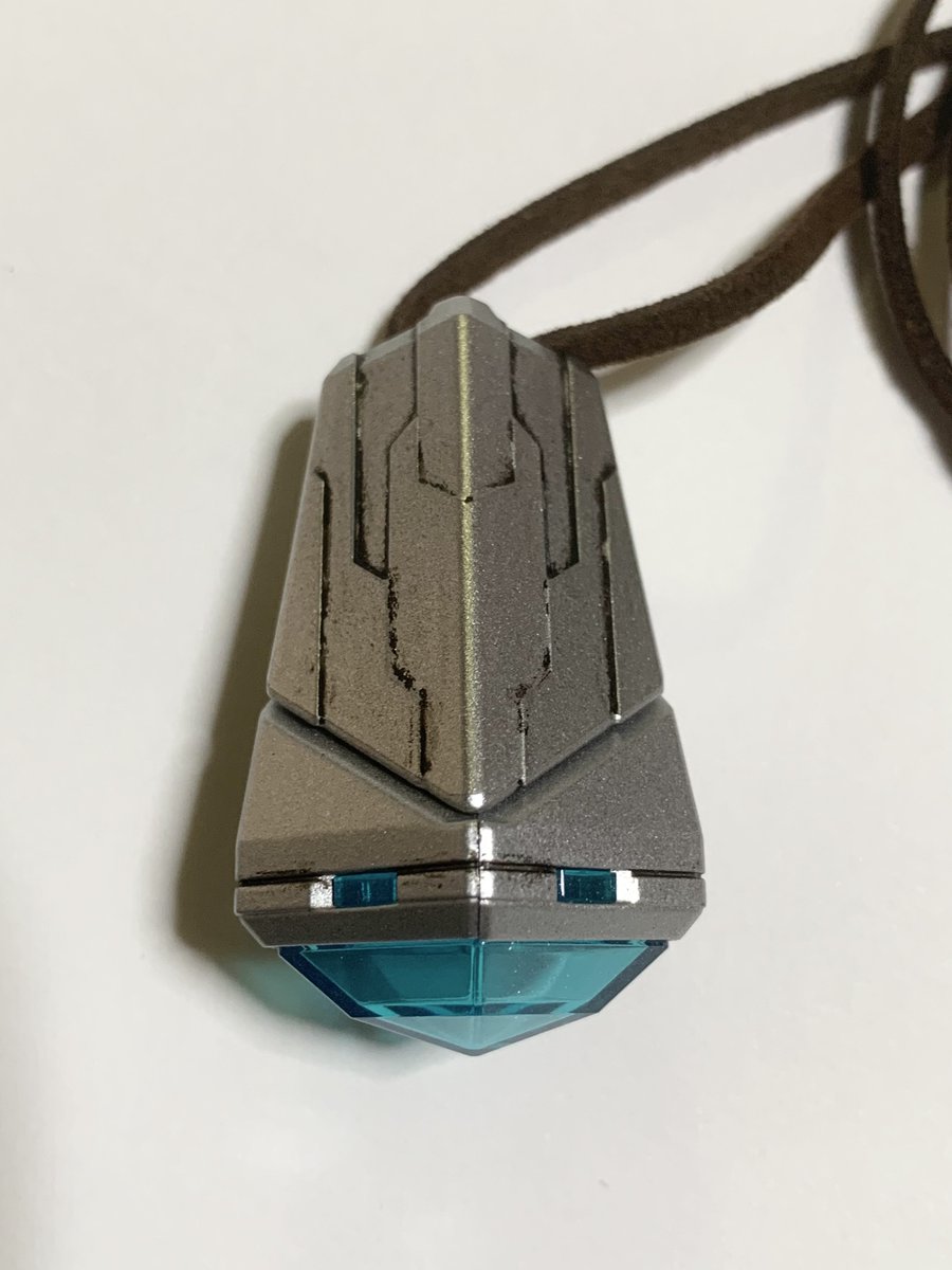 sugar_aile's tweet photo. SGウルトラメテオ01の発売日なので前回塗装したメテオホルダーに合わせてみた。

塗装が剥がれそうな部分だけ成形色のままに。

ついでにスエード調の紐も劇中プロップを意識して濃い茶色へ変更。

#ウルトラマンオメガ
#変身アイテム改造部
#変身アイテム塗装部
#変身ベルト改造部
#変身ベルト塗装部 https://t.co/CdMWgLEKYI