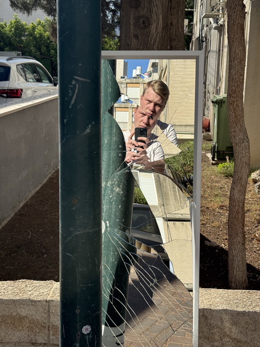 Штош, это зеркало идеально передает степень того, насколько я заебался