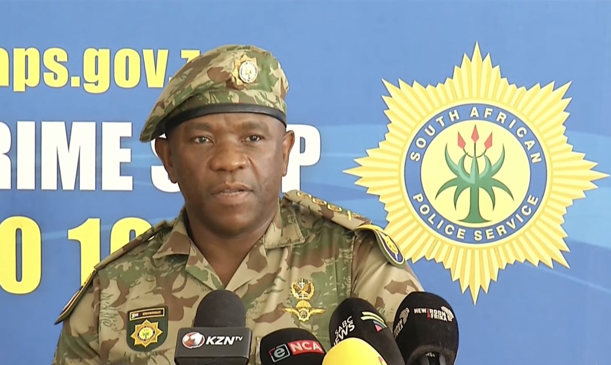 eliotchauke1's tweet image. General Mkhwanazi is criticized for wearing Police Uniform... By the way he's a trained Police officer
Cyril Ramaphosa is applauded for wearing Military uniform... Cyril has No military training
South Africa and double standards