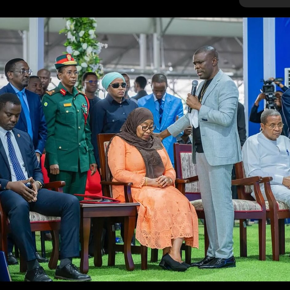 1 Timotheo 2:1-3

Basi, kabla ya mambo yote, nataka dua, na sala, na maombezi, na shukrani, zifanyike kwa ajili ya watu wote; kwa ajili ya wafalme na wote wenye mamlaka, tuishi maisha ya utulivu na amani. Hili ni zuri, nalo lakubalika mbele za Mwenyezi Mungu.