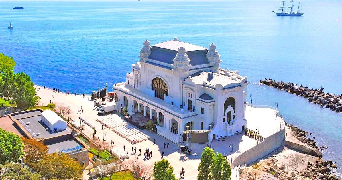 Good to be back home 🇷🇴⚓️
Constanța is so much more than Romania’s gateway to the Black Sea. It’s a city layered with history - Greek, Roman, Genoese, Armenian and beyond  where ancient ruins meet colorful facades and sea breezes carry centuries of stories.

🟦 Ovid Square (Piața