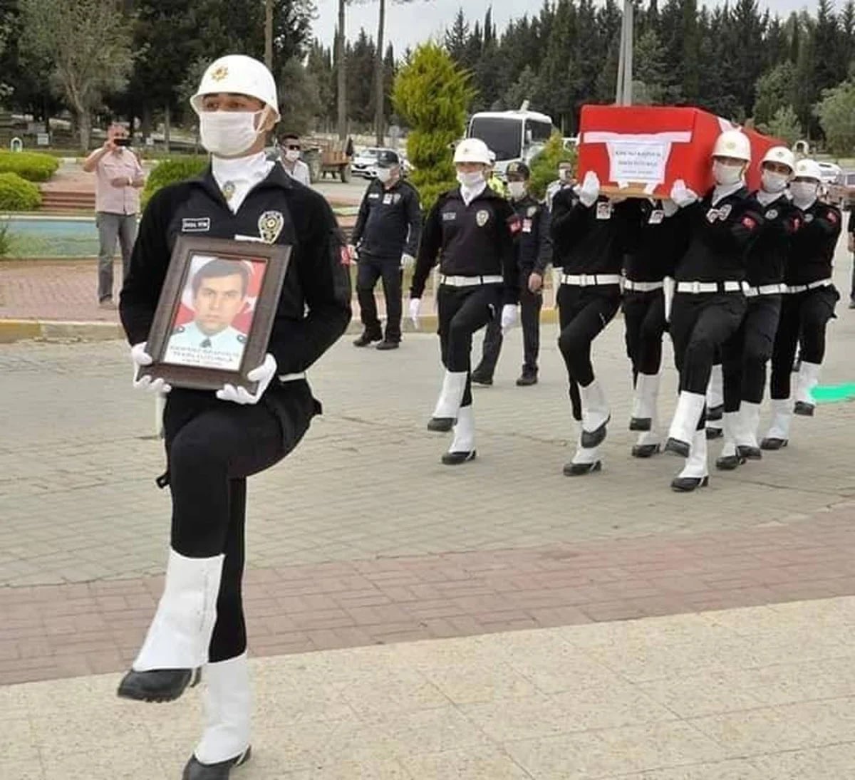 Polis Tekin Tuturga İdlib’de kalp kriziyle şehit oldu. Ailesine şehit aylığı bağlandı. SGK ‘Zaten kalp hastasıydı. Şehit sayılmaz, aylık bağlanamaz” diyerek dava açtı. SGK davayı kazandı, ailenin şehit aylığı kesildi, ödenen 1.5 milyon lira geri talep ediliyor.

46 yaşında vefat