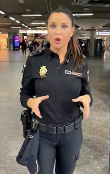 Medio kilo de maquillaje y uniforme dos tallas más pequeño.
Puro PSOE.