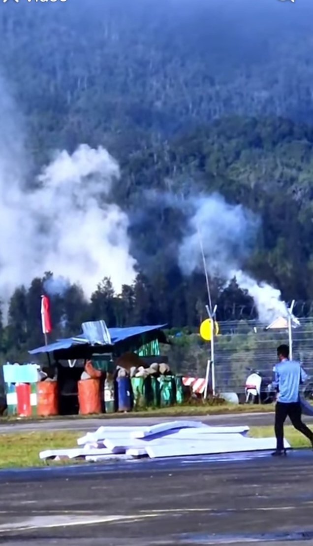tewewulin's tweet photo. #Senin,07 Juli 2025
#PrayForPuncak
#PuncakDaruratMiliter
#PuncakDaruratPengungsi
Senin 07 Juli 2025, Puncak Papua Masih Terjadi Pembakaran Rumah di Kabupaten Puncak Papua dampak dari konflik berkepanjangan antara TPNPB dan Militer Indonesia
#SavePuncak
#SaveRakyat
#SavePapua https://t.co/2YjTzm977D