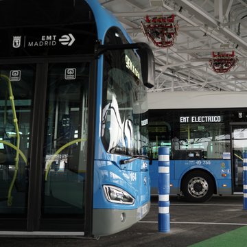 🤗 ¡Buenos días!

⚡#FelizLunes, hoy toca examen electrizante⚡

1️⃣ ¿Sabes qué Centro de Operaciones aparece en la foto? 

2️⃣ ¿Cómo se llama ese innovador sistema de recarga eléctrica? 

3️⃣ Dinos alguna de las líneas 100% eléctricas de EMT. ¡Hay 45!