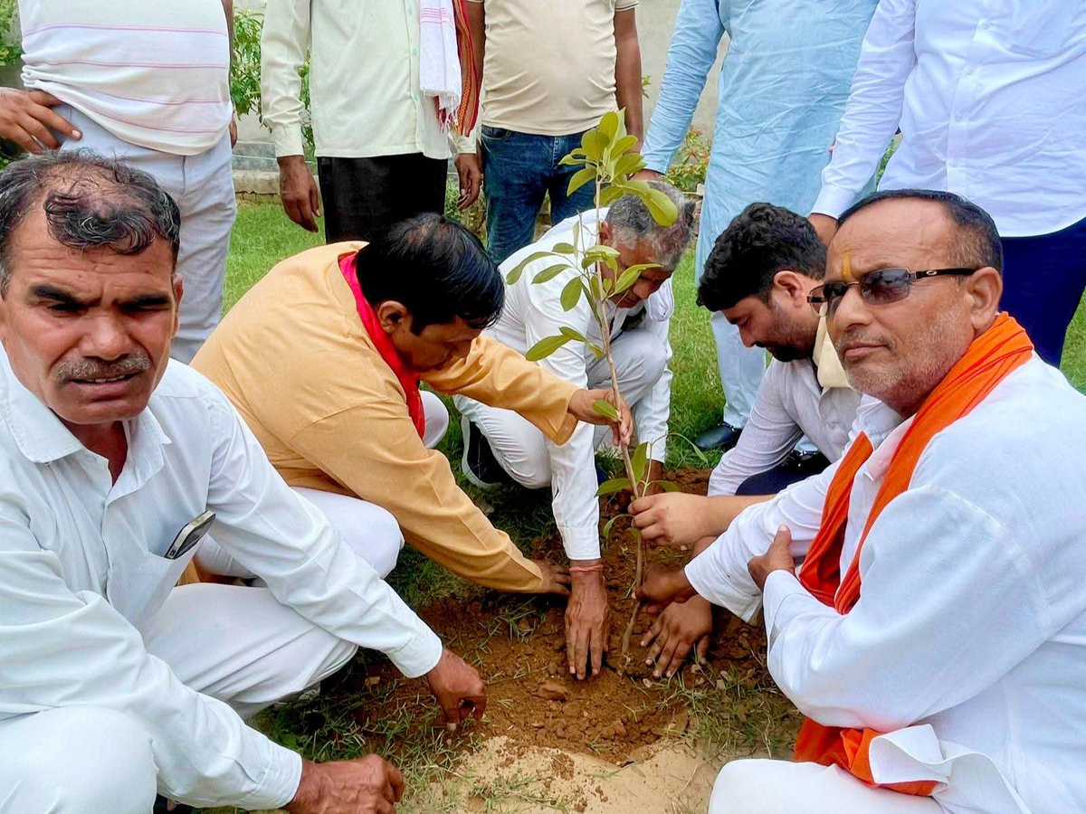 रबूपुरा में "एक पेड़ माँ के नाम" अभियान के तहत वृक्षारोपण किया।

#एकपेडमाकेनाम 
#वृक्षारोपण