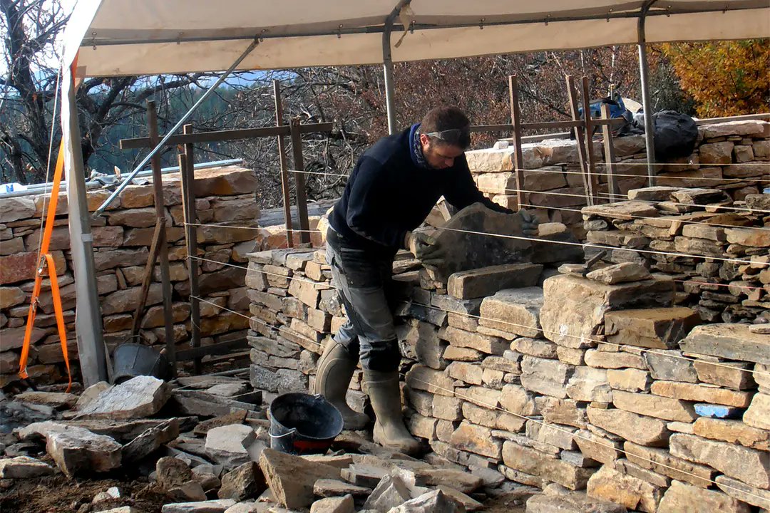 paredar  v
1  Fer paret, fer les parets d’un edifici.
Han fet els fonaments i ja pareden.
2  Tapar amb paret (un buit).
Han paredat les finestres.
rodamots.cat/paredar/