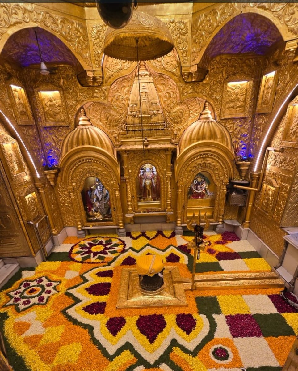 Shri babulnath mumbai pushpa seva 💐❣️🙏
Ps: very powerful shiv temple which is said to be shambhu shiv 🙏❣️