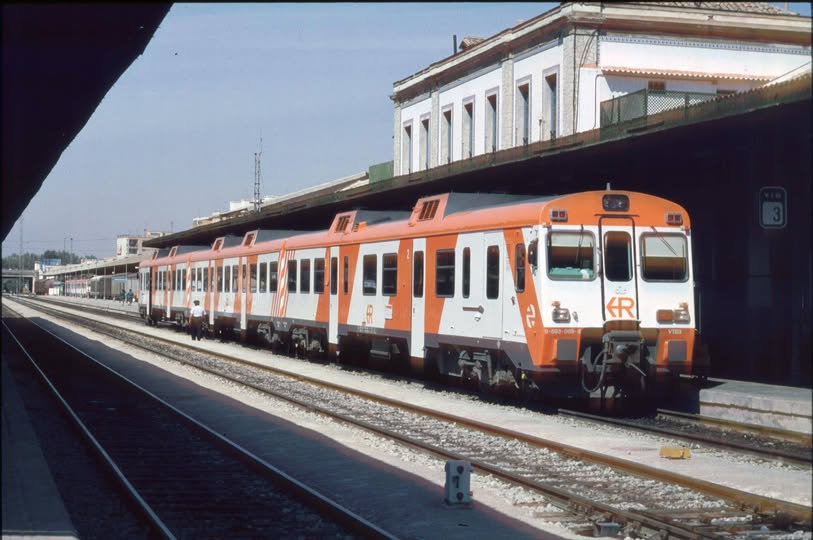 M. P. Perálvarez (@peralvarezm) on Twitter photo Este tren circulaba a diario entre Linares Baeza y Granada, y viceversa. Era esencial para muchos habitantes de municipios de Jaén y Granada.
Alguien decidió q ambas provincias debían desconectarse, así siguen.
Es esencial reposición de este tren
<a href="/oscar_puente_/">Oscar Puente</a> <a href="/Renfe/">Renfe</a> <a href="/Transxte/">🚉Álvaro F Heredia🚅🚈🚂</a> Este tren circulaba a diario entre Linares Baeza y Granada, y viceversa. Era esencial para muchos habitantes de municipios de Jaén y Granada.
Alguien decidió q ambas provincias debían desconectarse, así siguen.
Es esencial reposición de este tren
<a href="/oscar_puente_/">Oscar Puente</a> <a href="/Renfe/">Renfe</a> <a href="/Transxte/">🚉Álvaro F Heredia🚅🚈🚂</a>