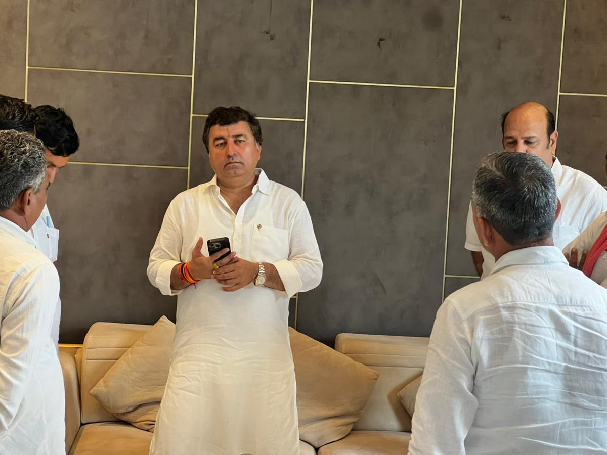 Suresh dadhich (@sureshdadhich6) on Twitter photo जोधपुर आवास पर राज्यमंत्री जी ने विभिन्न क्षेत्रों से पधारे नागरिकों से आत्मीय मुलाकात कर जनसुनवाई की।
जनता की समस्याओं, सुझावों व जनहित से जुड़े मुद्दों को गंभीरता से सुना एवं तत्परता से समाधान के लिए संबंधित अधिकारियों को आवश्यक निर्देश दिए
<a href="/kkvishnoibjp/">K.K.Vishnoi</a> <a href="/BhajanlalBjp/">Bhajanlal Sharma</a> <a href="/RajCMO/">CMO Rajasthan</a> जोधपुर आवास पर राज्यमंत्री जी ने विभिन्न क्षेत्रों से पधारे नागरिकों से आत्मीय मुलाकात कर जनसुनवाई की।
जनता की समस्याओं, सुझावों व जनहित से जुड़े मुद्दों को गंभीरता से सुना एवं तत्परता से समाधान के लिए संबंधित अधिकारियों को आवश्यक निर्देश दिए
<a href="/kkvishnoibjp/">K.K.Vishnoi</a> <a href="/BhajanlalBjp/">Bhajanlal Sharma</a> <a href="/RajCMO/">CMO Rajasthan</a>