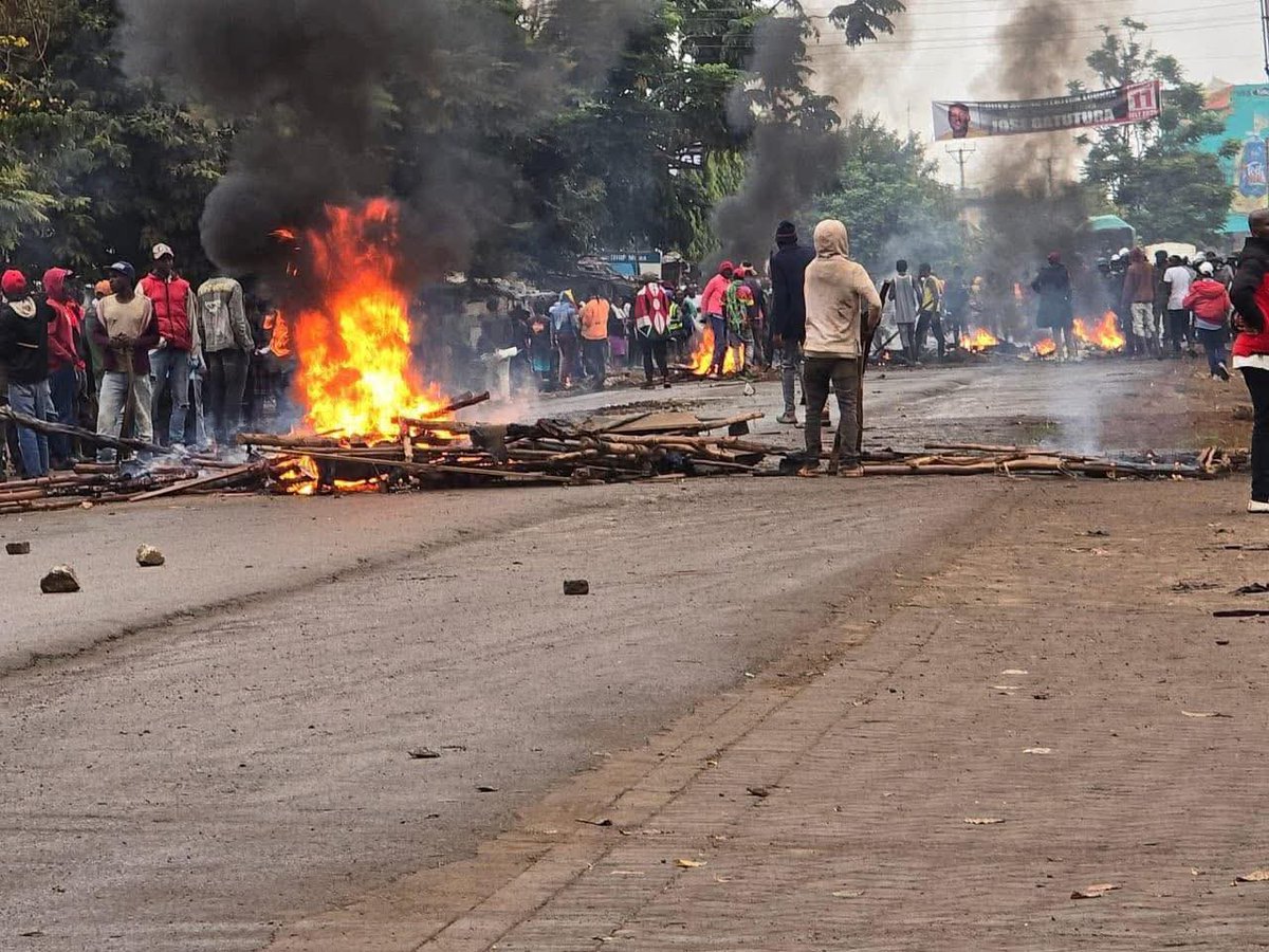 Mwea-Embu road closed by protesters in Kirinyaga county. As they lit bonfires kicking off the today’s protests