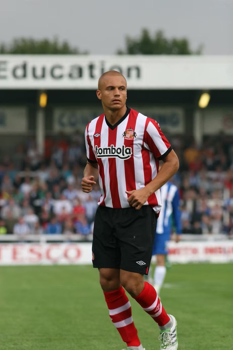 OTD: WES BROWN SIGNS

On this day in 2011, Sunderland signed experienced defender Wes Brown who had racked up over 300 appearances at Man United in all competitions.

Brown had a unique path into football. Whilst some players begin playing at a very young age, the defender was