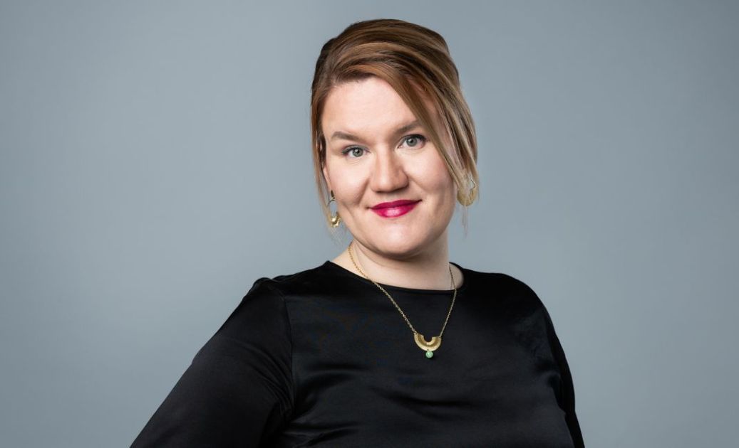 Alkuvuoden luetuimpia etu.fi:ssä 👇

Entä jos tekoäly riistäytyy käsistä, vastuullisuus jää viherpesuksi ja osaajapula kuihduttaa paikalliset kaupat? Vai voisiko teknologia tukea asiakaskokemusta, vastuullisuus nousta liiketoiminnan ytimeen ja elinvoimainen