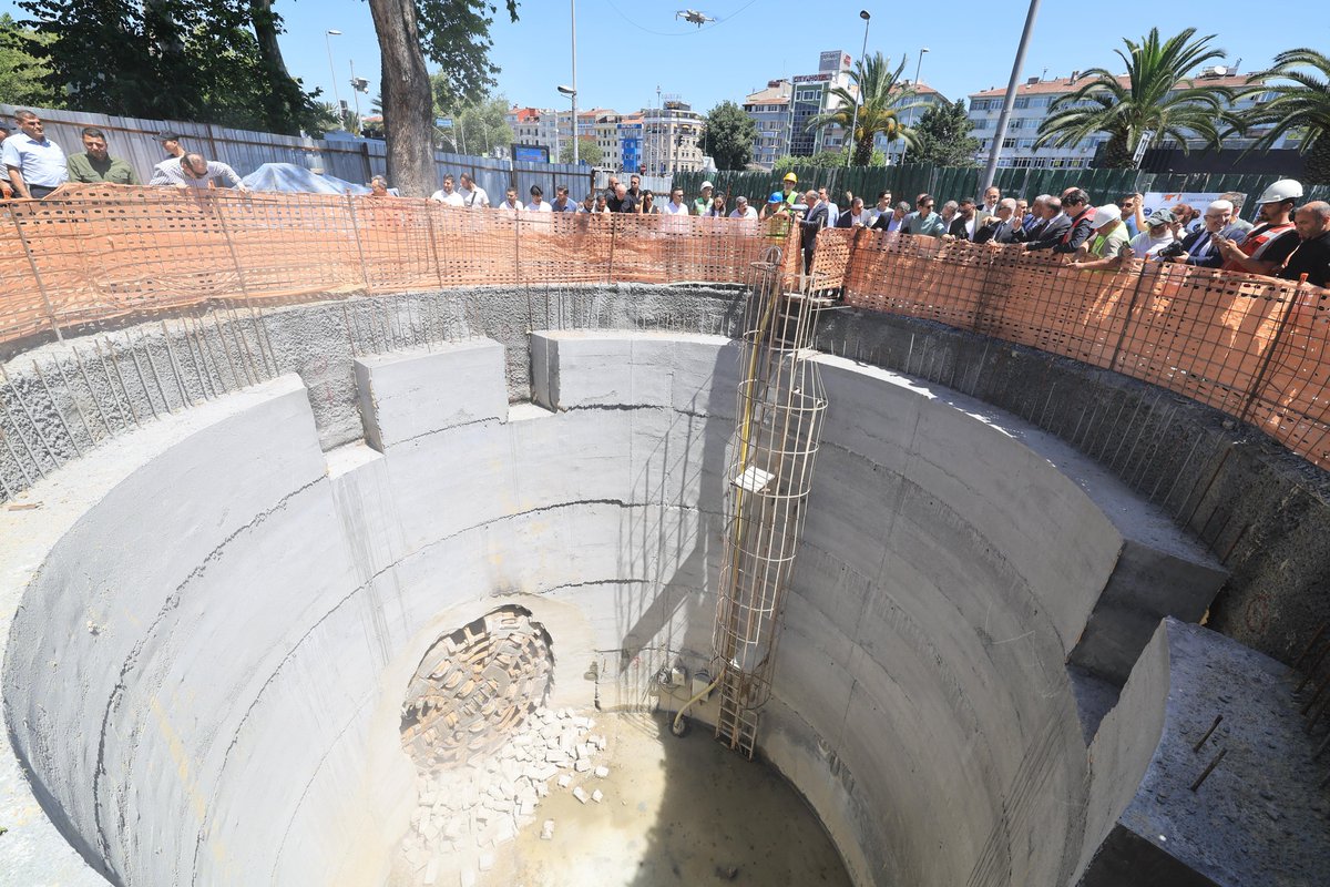 VolkanDemir_PhD's tweet photo. 💧 Tarihi Yarımada’da su baskınlarına son!

Samatya Yağmursuyu Tüneli projesinde sona yaklaşıyoruz. 2,5 km uzunluğundaki tünel ile; Vatan Caddesi, Aksaray Meydanı, Samatya Devlet Hastanesi gibi kritik bölgelerde yıllardır yaşanan taşkın sorununu tarihe karışacak.

İstanbul’un altyapısını güçlendirmeye, her koşulda çalışmaya devam ediyoruz. Çünkü bu şehir, sağlam temelleri hak ediyor. 🌧🚧

#İBB #TarihiYarımada #UmutBurada