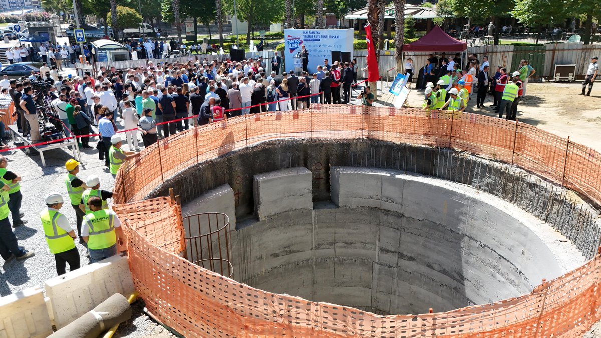 VolkanDemir_PhD's tweet photo. 💧 Tarihi Yarımada’da su baskınlarına son!

Samatya Yağmursuyu Tüneli projesinde sona yaklaşıyoruz. 2,5 km uzunluğundaki tünel ile; Vatan Caddesi, Aksaray Meydanı, Samatya Devlet Hastanesi gibi kritik bölgelerde yıllardır yaşanan taşkın sorununu tarihe karışacak.

İstanbul’un altyapısını güçlendirmeye, her koşulda çalışmaya devam ediyoruz. Çünkü bu şehir, sağlam temelleri hak ediyor. 🌧🚧

#İBB #TarihiYarımada #UmutBurada