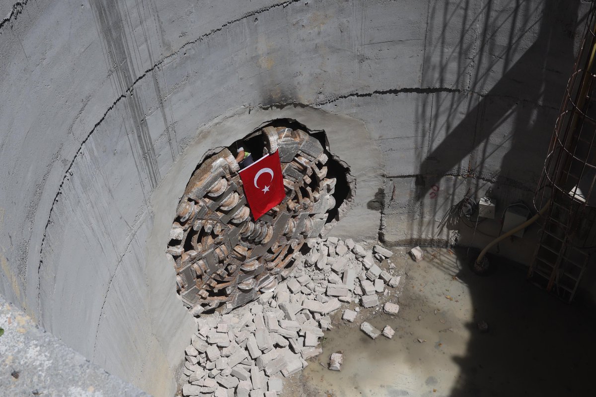 VolkanDemir_PhD's tweet photo. 💧 Tarihi Yarımada’da su baskınlarına son!

Samatya Yağmursuyu Tüneli projesinde sona yaklaşıyoruz. 2,5 km uzunluğundaki tünel ile; Vatan Caddesi, Aksaray Meydanı, Samatya Devlet Hastanesi gibi kritik bölgelerde yıllardır yaşanan taşkın sorununu tarihe karışacak.

İstanbul’un altyapısını güçlendirmeye, her koşulda çalışmaya devam ediyoruz. Çünkü bu şehir, sağlam temelleri hak ediyor. 🌧🚧

#İBB #TarihiYarımada #UmutBurada