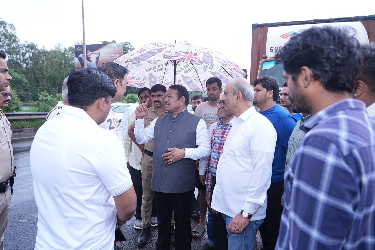 MPShrirangBarne's tweet photo. भूमकर चौक ते ताथवडे रस्त्यावरील खड्ड्यांच्या दुरुस्तीच्या कामाची पाहणी – नागरिकांच्या तक्रारीनंतर तात्काळ कारवाई!

आज सकाळी भूमकर चौक ते ताथवडे या सर्व्हिस रोडवर पडलेल्या खड्ड्यांच्या दुरुस्तीच्या कामाची पाहणी केली. दोन दिवसांपूर्वी त्या परिसरातील नागरिकांनी भेट घेऊन रस्त्यावरील खड्ड्यांबाबत तक्रार केली होती. नागरिकांच्या तक्रारीची तात्काळ दखल घेत, संबंधित अधिकाऱ्यांना खड्डे तत्काळ बुजवण्याच्या सूचना दिल्या. 

राष्ट्रीय महामार्गाचे कार्यकारी अभियंता सुभाष घंटे, उपअभियंता अनंत कुलकर्णी आणि PCMC चे सुनील पवार यांच्याशी चर्चा करून काम वेगाने पूर्ण करण्याबाबत निर्देश दिले.

@CMOMaharashtra @mieknathshinde 
@loksabha 
#PCMC #तत्काळकारवाई #रस्तेदुरुस्ती #Shivsena #shrirangappabarne #pimprichinchwad #mavalloksabha #maval #panvel #uran #karjat #khalapur #शिवसेना #सांसद
