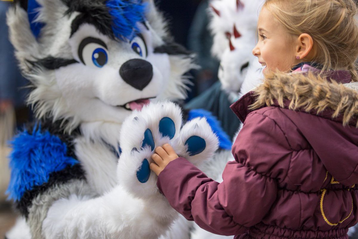 One small gesture, one big smile - That’s the magic of being a fursuiter 😄 📸 by Astat