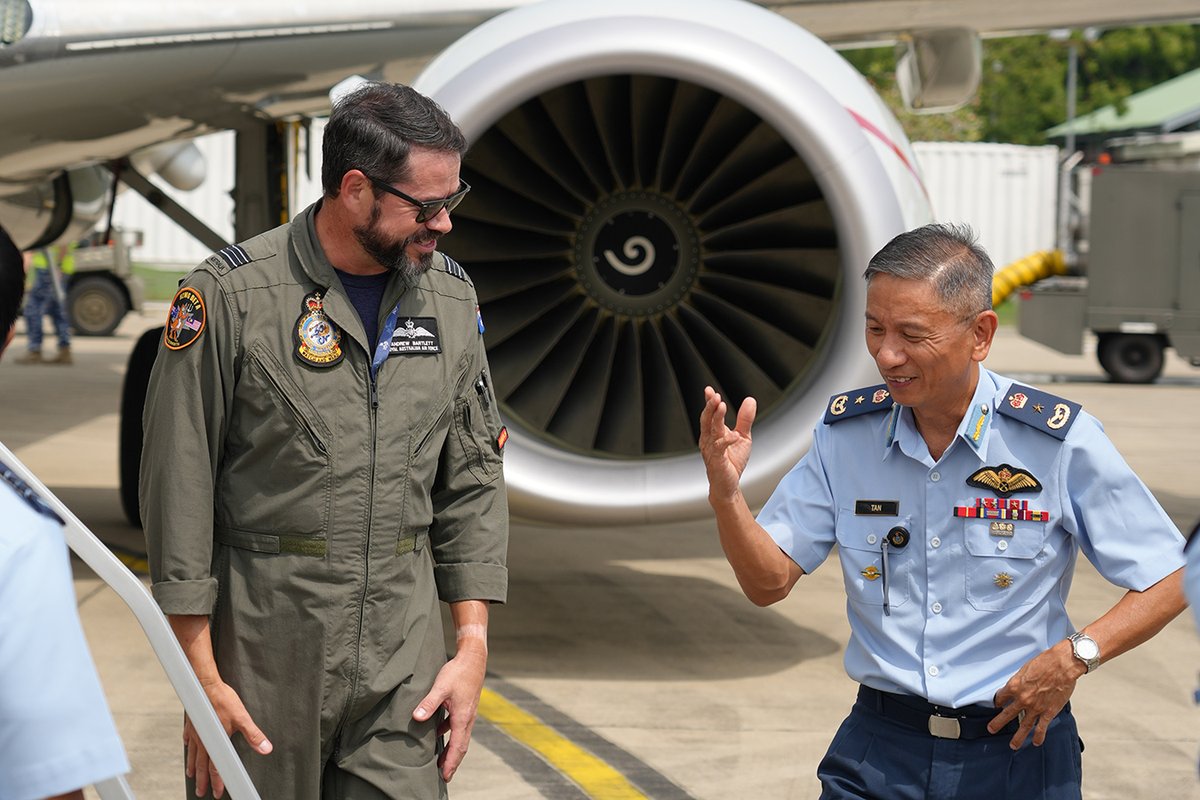 AusAirForce's tweet image. Operation GATEWAY 25-1/2 key leadership and subject matter expert engagement at RMAF Butterworth. 📍
#AusAirForce aviators took time to connect across the base, providing RMAF Butterworth Base Commander and members a tour of the P-8A Poseidon.
#StrongerTogether #YourADF