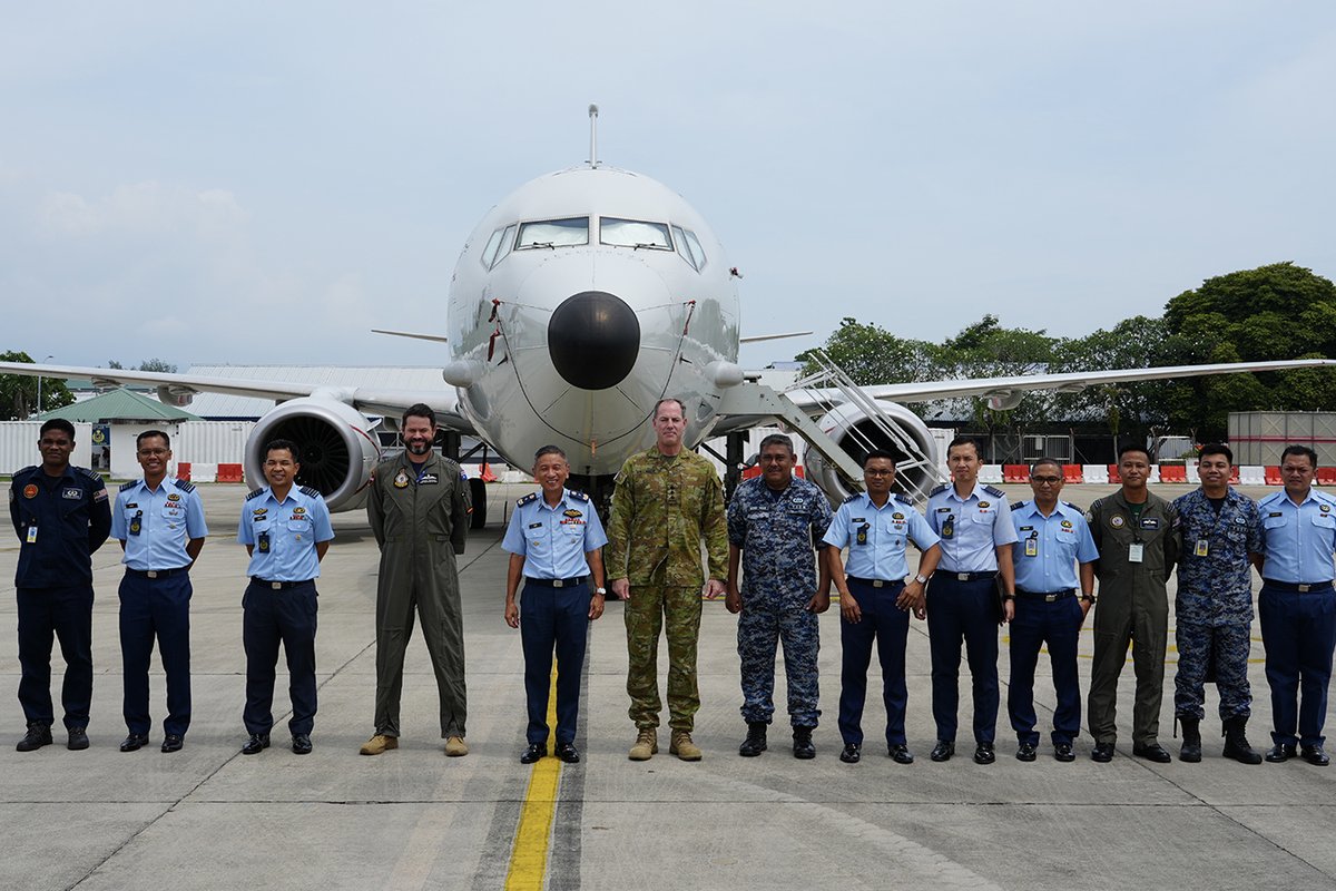 AusAirForce's tweet image. Operation GATEWAY 25-1/2 key leadership and subject matter expert engagement at RMAF Butterworth. 📍
#AusAirForce aviators took time to connect across the base, providing RMAF Butterworth Base Commander and members a tour of the P-8A Poseidon.
#StrongerTogether #YourADF