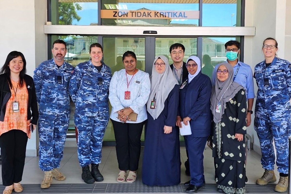 AusAirForce's tweet image. Operation GATEWAY 25-1/2 key leadership and subject matter expert engagement at RMAF Butterworth. 📍
#AusAirForce aviators took time to connect across the base, providing RMAF Butterworth Base Commander and members a tour of the P-8A Poseidon.
#StrongerTogether #YourADF