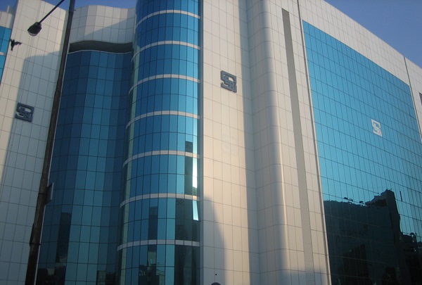 91basispoints's tweet photo. SEBI’s new SIF framework aims to democratise sophisticated investing, but limits, leverage and lacklustre strategies may leave investors cold. 

Read @onlysridhar's analysis: SIFs Promise Sophistication, But Risk Being The Emperor’s New Clothes - https://t.co/ASvTweoQm6

#SEBI #SIF #AIF #MutualFunds #AltInvesting #IndiaMarkets #InvestorWatch
