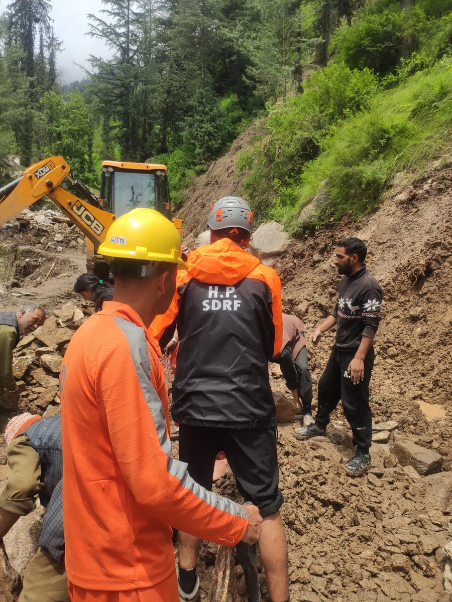 HP_SDRF's tweet photo. Successful evacuation drive in Janjheli by HP SDRF :
Due to a flash flood in the Janjheli region, roads were severely damaged, leading to disruption in connectivity. As a result, 63 tourists were stranded in the area.
#HPSDRF #TeamSDRF
@CMOFFICEHP @SatwantAtwal @arjit_sen https://t.co/4RDCOcEiL8