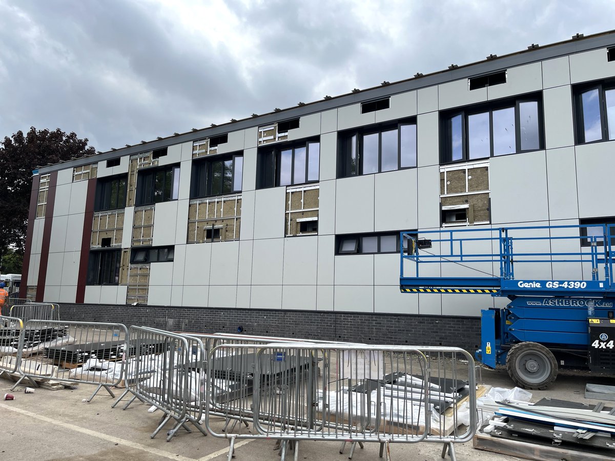 GFTomlinson's tweet image. Works are #progressing at @RedmoorAcademy:

Near completion: M&amp;amp;E, Decoration and Joinery
Complete: Lift installed, Drylining, Hygienic wall cladding, Ceilings, Floor screeding
Ongoing: Floor finishes (classroom/changing rooms, Sports Hall)
Upcoming: Sports equipment installation