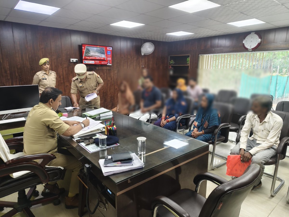 MAHOBA POLICE (@mahobapolice) on Twitter photo "рдкреБрд▓рд┐рд╕ рдЕрдзреАрдХреНрд╖рдХ рдорд╣реЛрдмрд╛, рд╢реНрд░реА рдкреНрд░рдмрд▓ рдкреНрд░рддрд╛рдк рд╕рд┐рдВрд╣ рджреНрд╡рд╛рд░рд╛ рдкреБрд▓рд┐рд╕ рдХрд╛рд░реНрдпрд╛рд▓рдп рдорд╣реЛрдмрд╛ рдореЗрдВ рдЬрдирд╕реБрдирд╡рд╛рдИ рдХреА рдЧрдИред"
ЁЯФ╕рдЬрдирд╕реБрдирд╡рд╛рдИ рдХреЗ рджреМрд░рд╛рди рдлрд░рд┐рдпрд╛рджрд┐рдпреЛрдВ рд╕реЗ рд╕рдВрд╡рд╛рдж рдХрд░ рдЙрдирдХреА рд╕рдорд╕реНрдпрд╛рдУрдВ рдХреЛ рдЧрдореНрднреАрд░рддрд╛рдкреВрд░реНрд╡рдХ рд╕реБрдирд╛ рдЧрдпрд╛ рд╡ рд╢рд┐рдХрд╛рдпрдд рдирд┐рд╕реНрддрд╛рд░рдг рдХреЗ рдкреНрд░рддрд┐ рдЙрдирдХреЛ рдЖрд╢реНрд╡рд╕реНрдд рдХрд┐рдпрд╛ рдЧрдпрд╛ рдПрд╡рдВ рдкреНрд░рд╛рдкреНрдд рд╣реБрдИ рдЬрди рд╢рд┐рдХрд╛рдпрдд рдХрд╛ рдирд┐рд╕реНрддрд╛рд░рдг рд╕реБрдирд┐рд╢реНрдЪрд┐рдд "рдкреБрд▓рд┐рд╕ рдЕрдзреАрдХреНрд╖рдХ рдорд╣реЛрдмрд╛, рд╢реНрд░реА рдкреНрд░рдмрд▓ рдкреНрд░рддрд╛рдк рд╕рд┐рдВрд╣ рджреНрд╡рд╛рд░рд╛ рдкреБрд▓рд┐рд╕ рдХрд╛рд░реНрдпрд╛рд▓рдп рдорд╣реЛрдмрд╛ рдореЗрдВ рдЬрдирд╕реБрдирд╡рд╛рдИ рдХреА рдЧрдИред"
ЁЯФ╕рдЬрдирд╕реБрдирд╡рд╛рдИ рдХреЗ рджреМрд░рд╛рди рдлрд░рд┐рдпрд╛рджрд┐рдпреЛрдВ рд╕реЗ рд╕рдВрд╡рд╛рдж рдХрд░ рдЙрдирдХреА рд╕рдорд╕реНрдпрд╛рдУрдВ рдХреЛ рдЧрдореНрднреАрд░рддрд╛рдкреВрд░реНрд╡рдХ рд╕реБрдирд╛ рдЧрдпрд╛ рд╡ рд╢рд┐рдХрд╛рдпрдд рдирд┐рд╕реНрддрд╛рд░рдг рдХреЗ рдкреНрд░рддрд┐ рдЙрдирдХреЛ рдЖрд╢реНрд╡рд╕реНрдд рдХрд┐рдпрд╛ рдЧрдпрд╛ рдПрд╡рдВ рдкреНрд░рд╛рдкреНрдд рд╣реБрдИ рдЬрди рд╢рд┐рдХрд╛рдпрдд рдХрд╛ рдирд┐рд╕реНрддрд╛рд░рдг рд╕реБрдирд┐рд╢реНрдЪрд┐рдд
