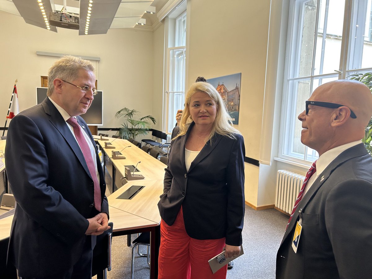 Hans-Georg Maaßen (@hgmaassen) on Twitter photo Heute mit unserem neuen Vorstandsmitglied <a href="/MichaelKuhr/">Michael Kuhr</a> im Berliner Abgeordnetenhaus. Hans-Georg Maaßen wird ein Statement zur Sicherheitslage in Berlin abgeben. Heute mit unserem neuen Vorstandsmitglied <a href="/MichaelKuhr/">Michael Kuhr</a> im Berliner Abgeordnetenhaus. Hans-Georg Maaßen wird ein Statement zur Sicherheitslage in Berlin abgeben.